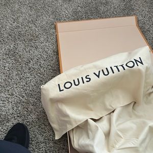 I am selling the Neverfull MM Louis Vuitton bag. It has never been used